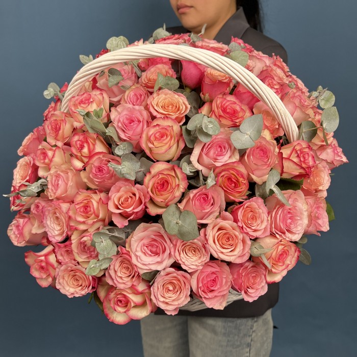 101 роза Алани микс с эвкалиптом в корзине